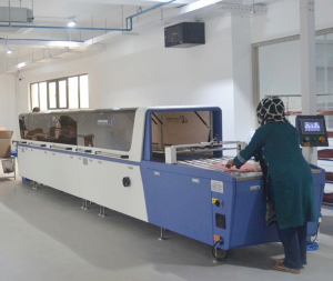 服装自动折叠包装机客户使用案例